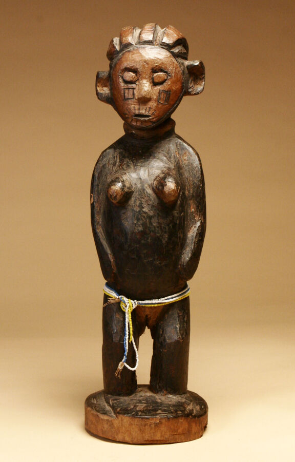 Statuette féminine , en bois dur, le visage scarifié, Banda,collectée en 1954 p…