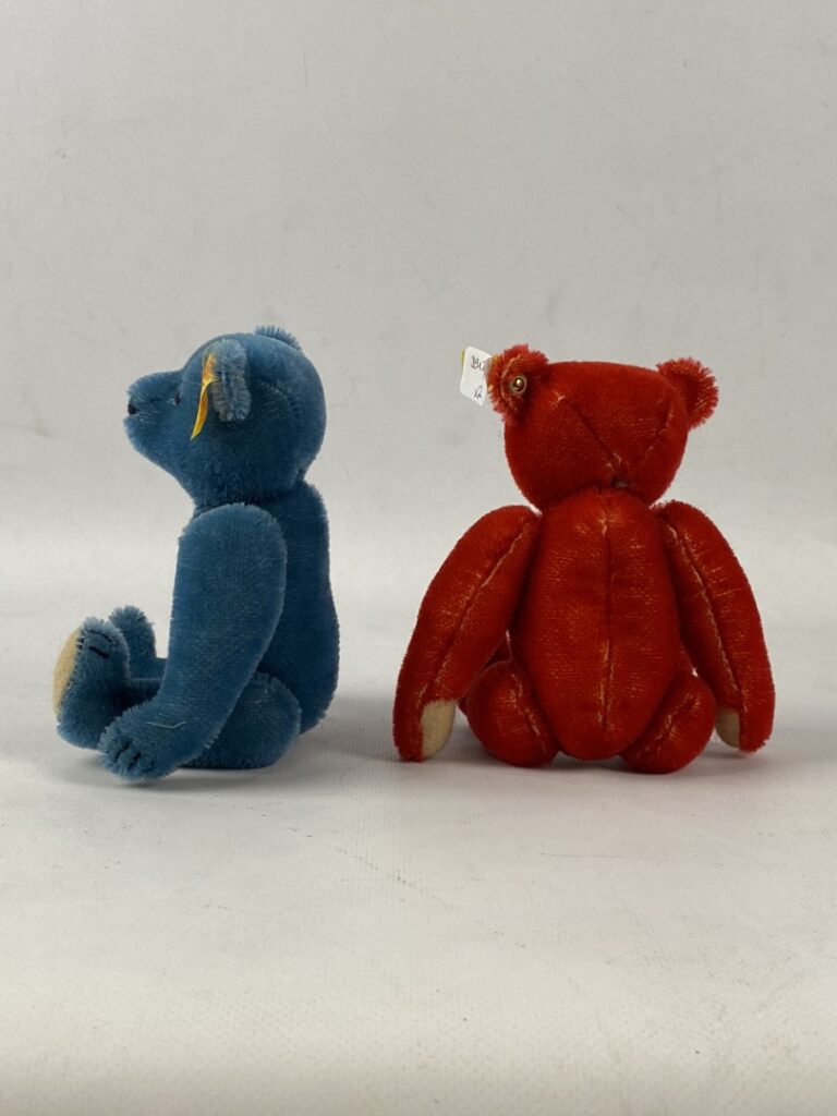 STEIFF - Lot de deux ours en peluche, l'un bleu l'autre rouge - H: 14 cm