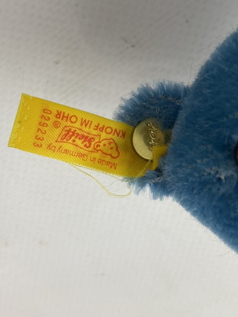 STEIFF - Lot de deux ours en peluche, l'un bleu l'autre rouge - H: 14 cm