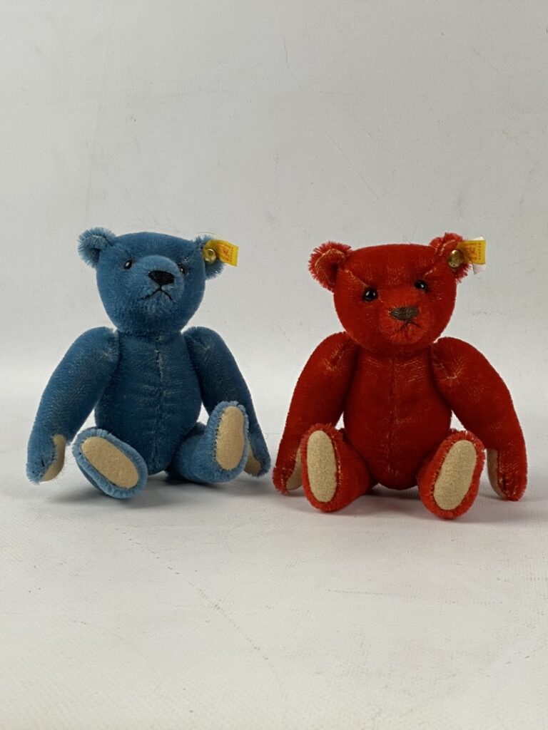 STEIFF - Lot de deux ours en peluche, l'un bleu l'autre rouge - H: 14 cm