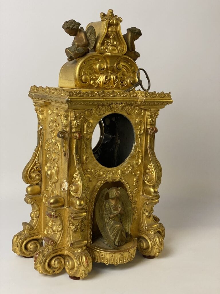 Structure de pendule en bronze, bois et stuc doré (manque le mouvement, toute l…