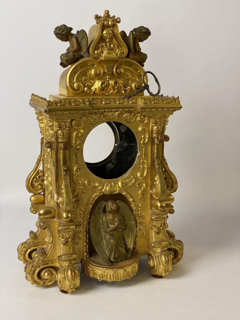 Structure de pendule en bronze, bois et stuc doré (manque le mouvement, toute l…