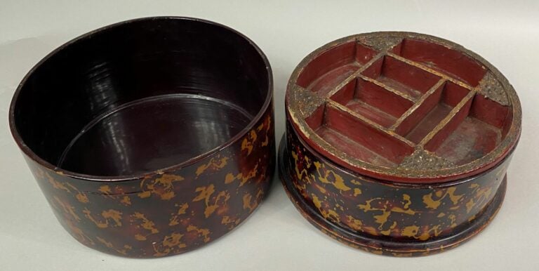 SUD-EST ASIATIQUE - Boite ronde en bois laqué à l'imitation de l'écaille de tor…