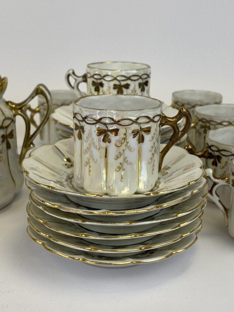 SUISSE - Service à moka en porcelaine blanche et or composé de douze tasses à m…