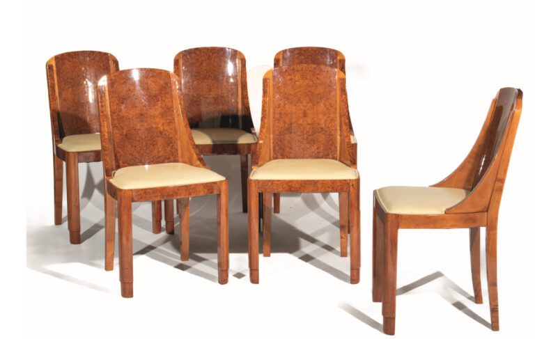 Suite de 5 chaises en bois de placage, dossier légèrement arron- di de forme go…
