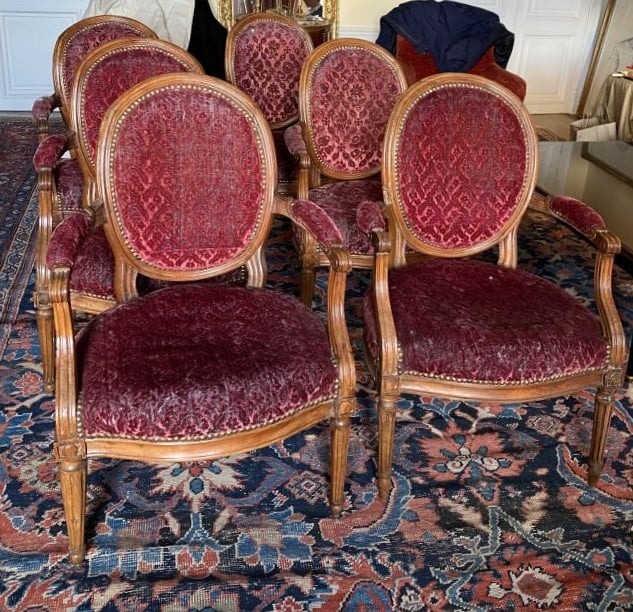 Suite de 6 fauteuils en bois naturel d'époque Louis XVI. - Six Estampillés N, C…