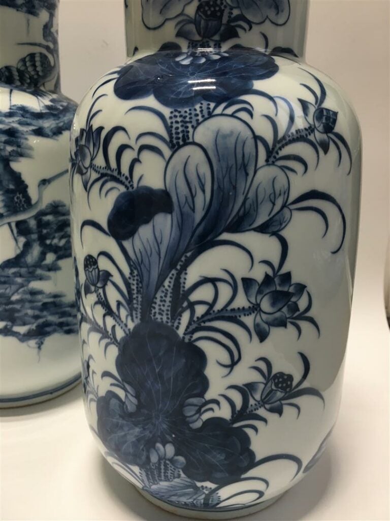 [/] SUITE DE DEUX (2) VASES ROULEAUX DANS LE STYLE DES BLEUS DE HUE - Moderne -…