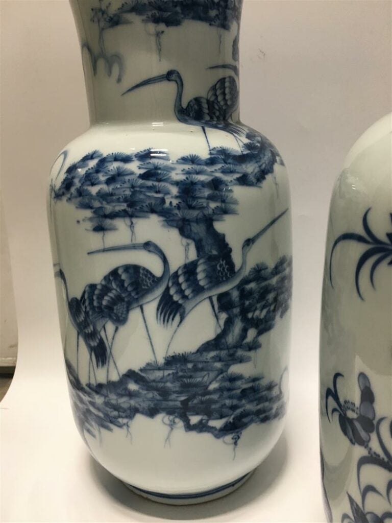[/] SUITE DE DEUX (2) VASES ROULEAUX DANS LE STYLE DES BLEUS DE HUE - Moderne -…