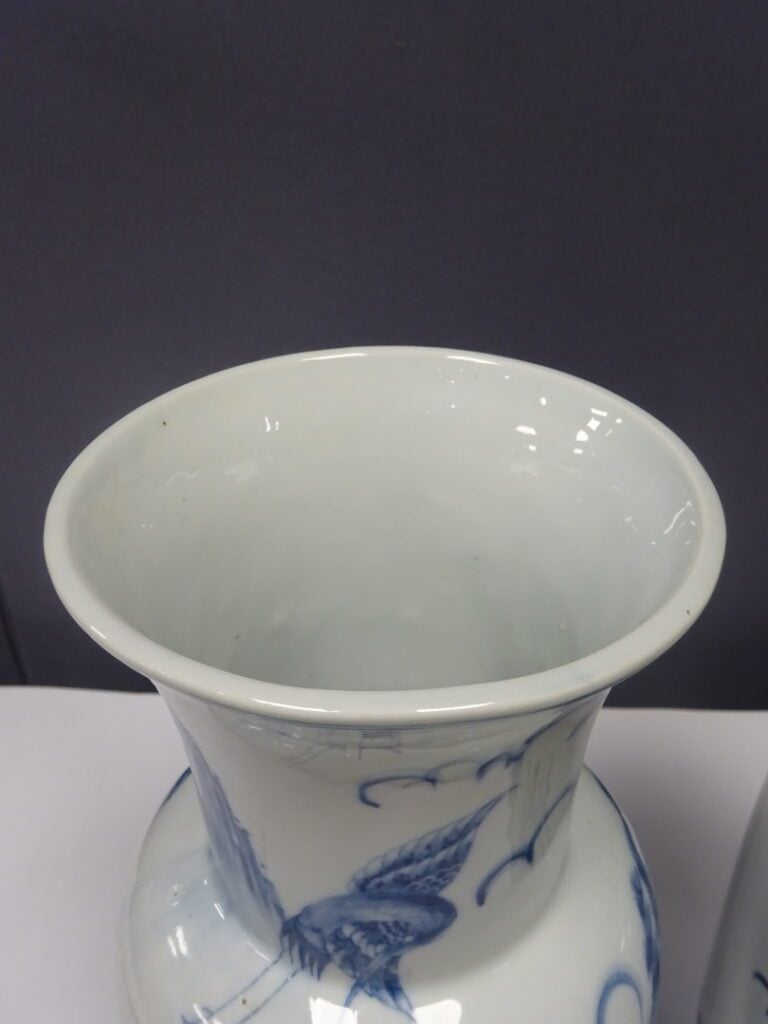 [/] SUITE DE DEUX (2) VASES ROULEAUX DANS LE STYLE DES BLEUS DE HUE - Moderne -…