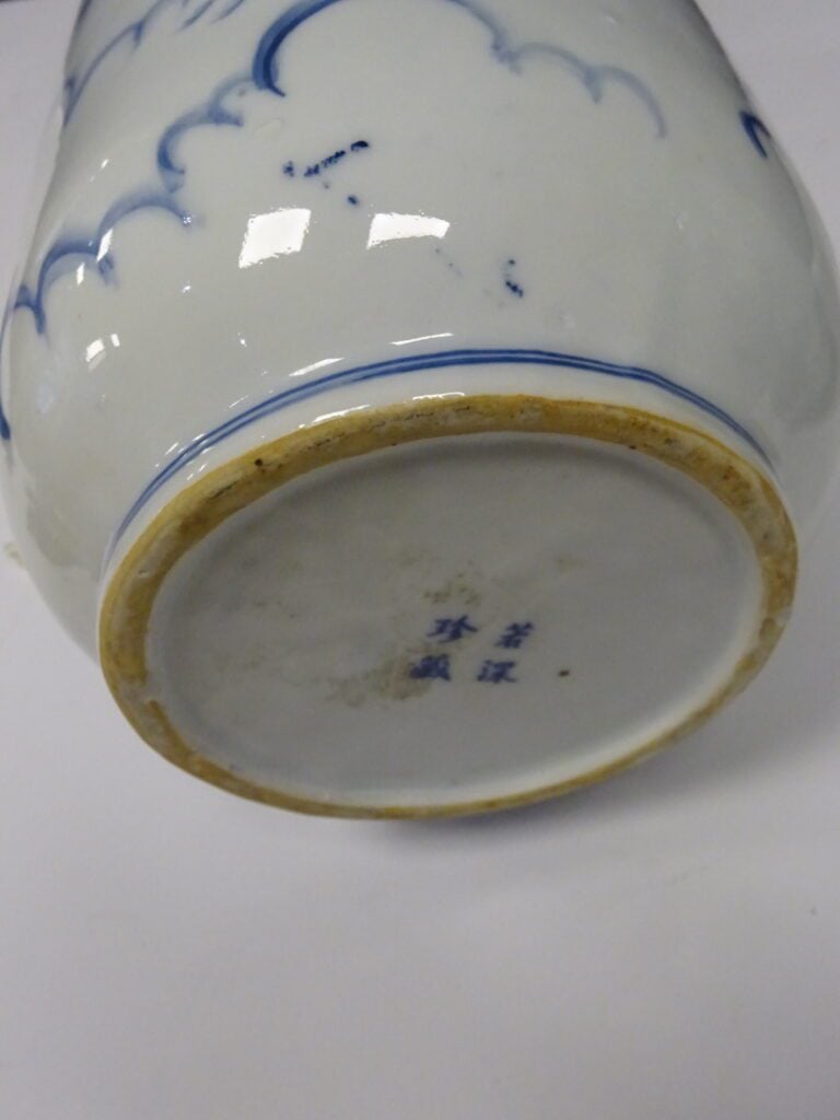 [/] SUITE DE DEUX (2) VASES ROULEAUX DANS LE STYLE DES BLEUS DE HUE - Moderne -…