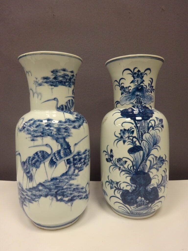 [/] SUITE DE DEUX (2) VASES ROULEAUX DANS LE STYLE DES BLEUS DE HUE - Moderne -…