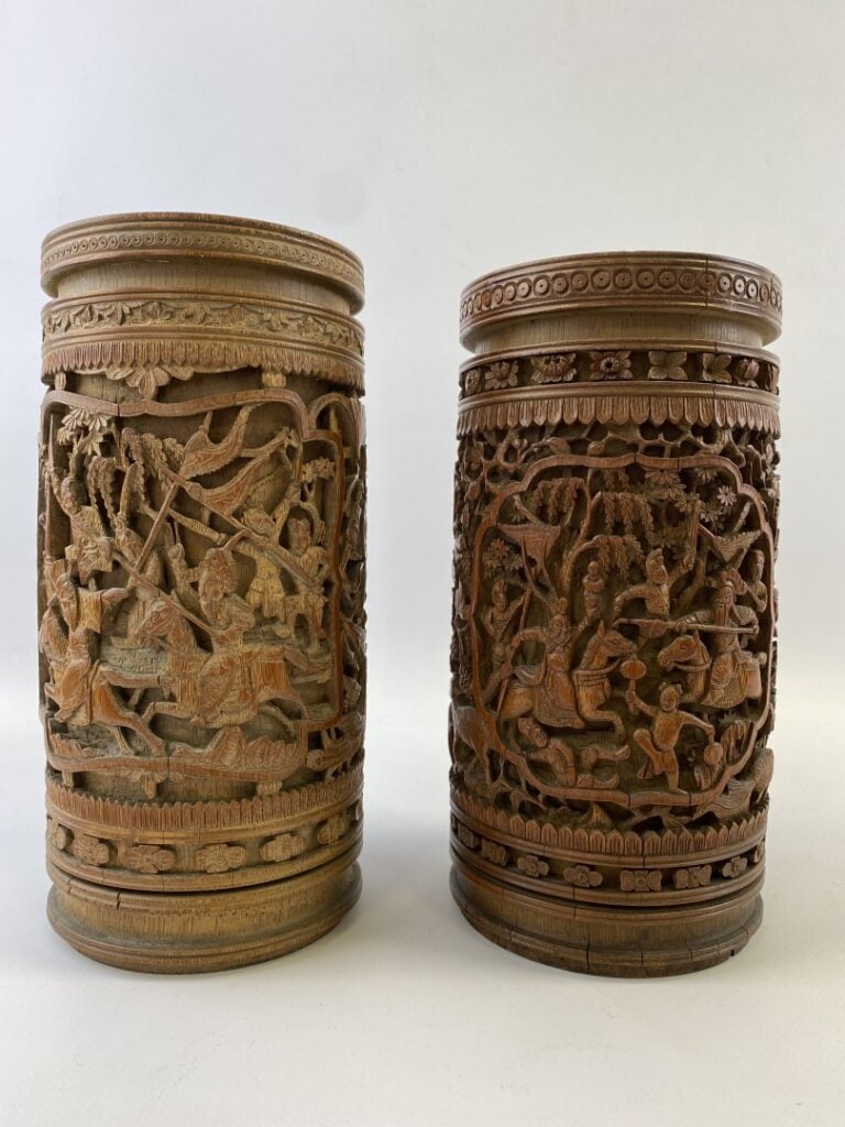 SUITE DE DEUX POTS A PINCEAUX EN BAMBOU, BITONG - Chine, Vers 1900 - Le premier…