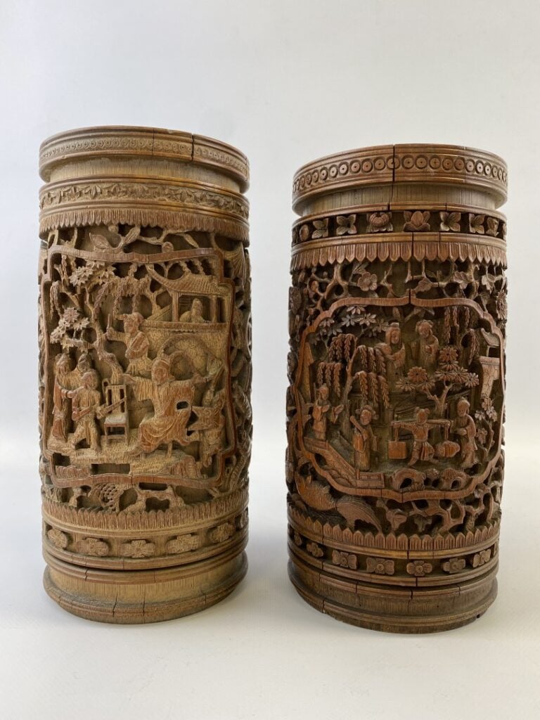 SUITE DE DEUX POTS A PINCEAUX EN BAMBOU, BITONG - Chine, Vers 1900 - Le premier…