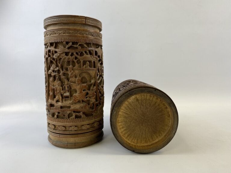 SUITE DE DEUX POTS A PINCEAUX EN BAMBOU, BITONG - Chine, Vers 1900 - Le premier…