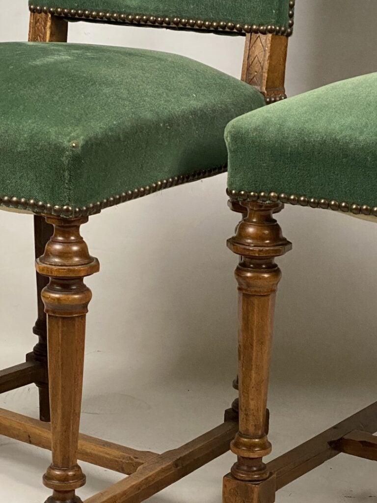 Suite de dix chaises en bois à dossier plat, piètement balustre à entretoise en…
