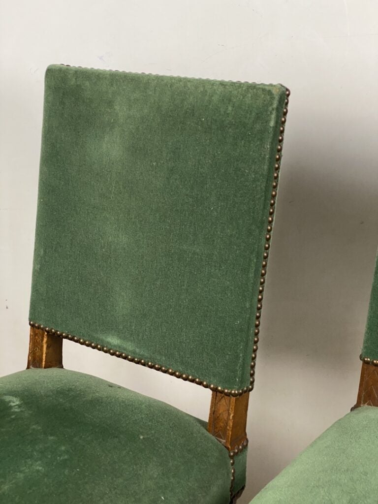 Suite de dix chaises en bois à dossier plat, piètement balustre à entretoise en…