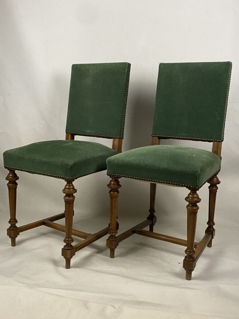 Suite de dix chaises en bois à dossier plat, piètement balustre à entretoise en…