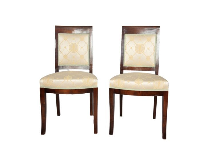 Suite de huit chaises en acajou et placage d'acajou, dossier tuile, garniture d…