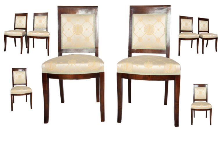 Suite de huit chaises en acajou et placage d'acajou, dossier tuile, garniture d…