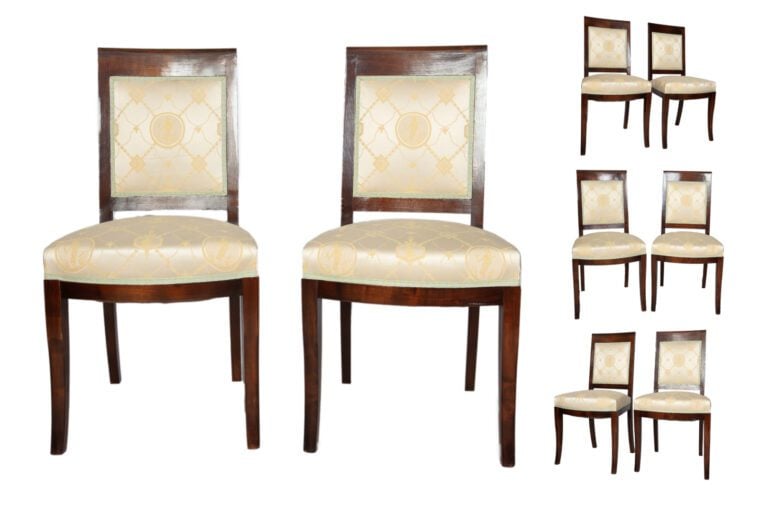 Suite de huit chaises en acajou et placage d'acajou, dossier tuile, garniture d…
