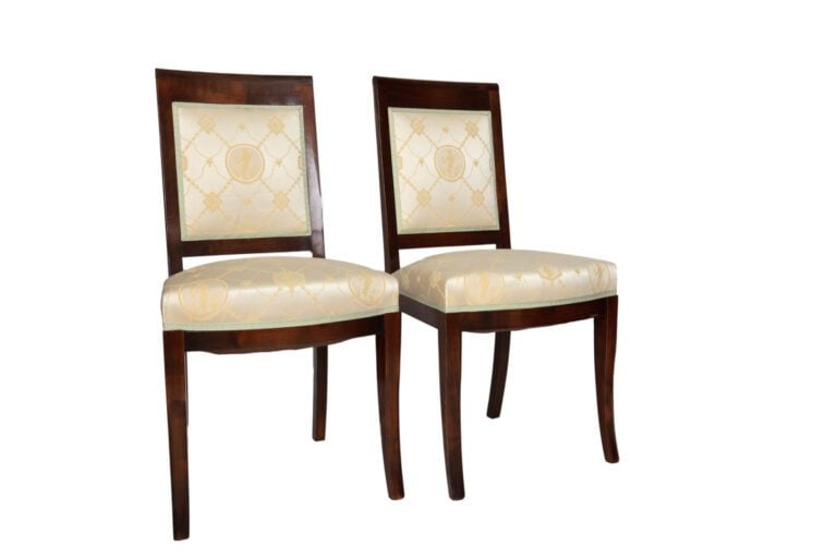 Suite de huit chaises en acajou et placage d'acajou, dossier tuile, garniture d…