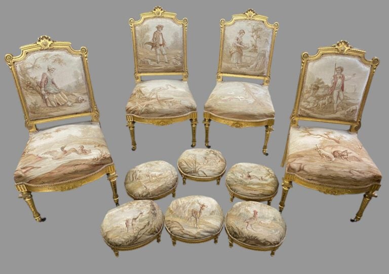 Suite de quatre chaises en bois doré mouluré et sculpté de frises de perles, pa…