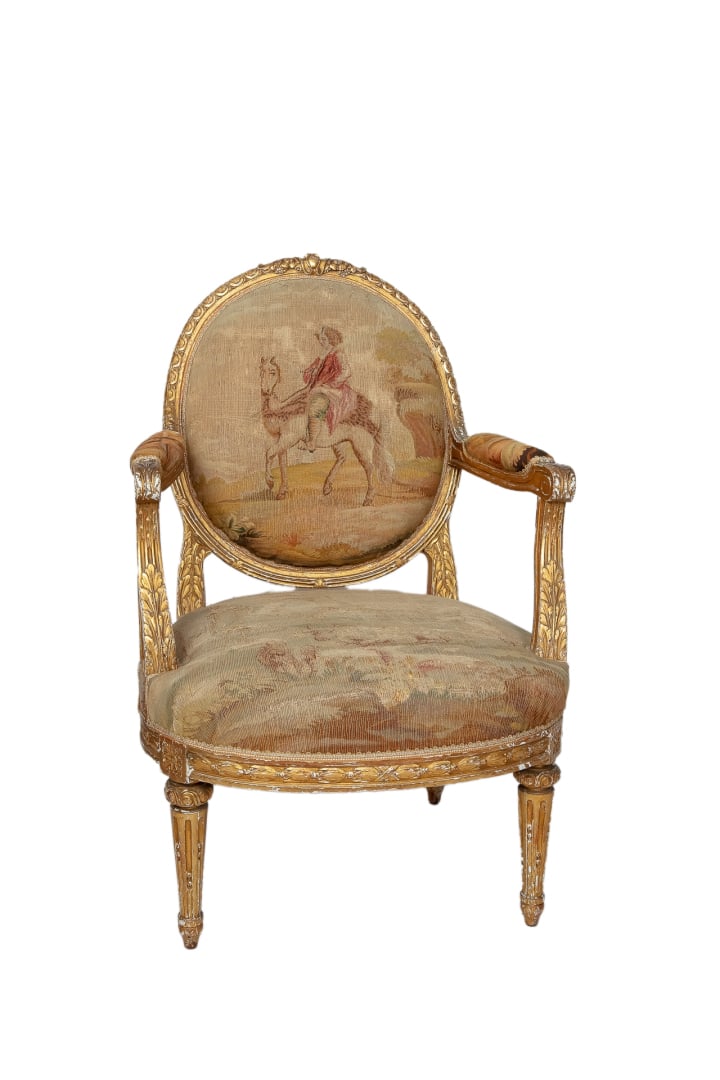 Suite de quatre fauteuils à dossier médaillon à la Reine, riche décor stuqué, p…