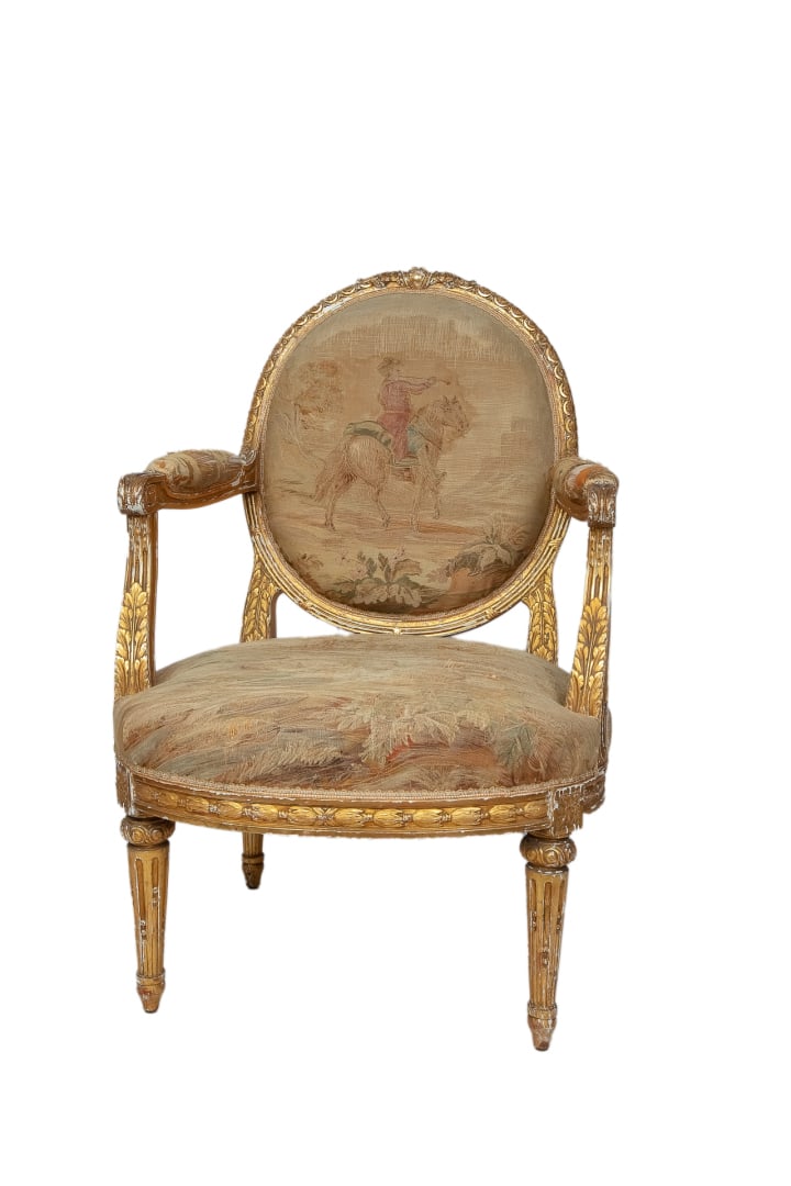 Suite de quatre fauteuils à dossier médaillon à la Reine, riche décor stuqué, p…