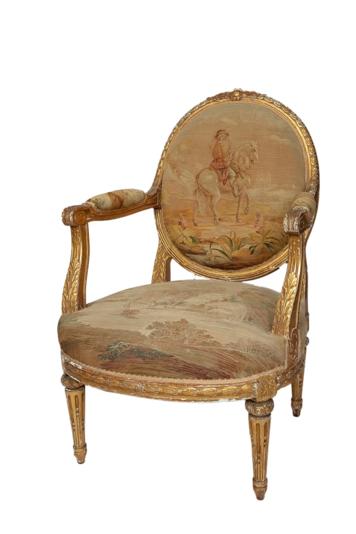 Suite de quatre fauteuils à dossier médaillon à la Reine, riche décor stuqué, p…