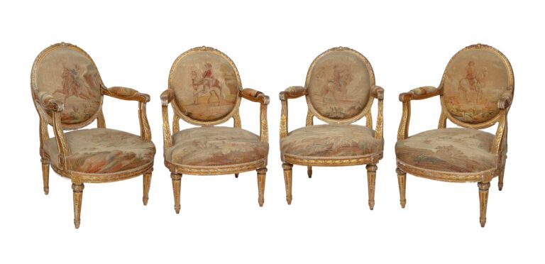 Suite de quatre fauteuils à dossier médaillon à la Reine, riche décor stuqué, p…