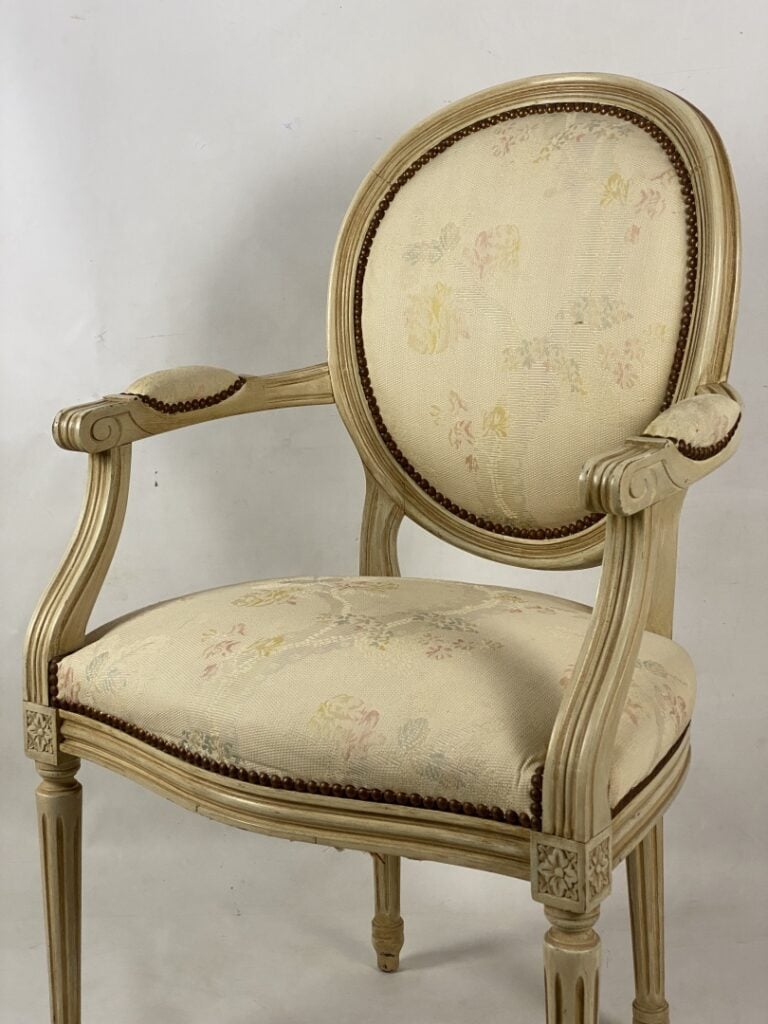 Suite de quatre fauteuils cabriolet en bois peint blanc et sculpté - Dossier mé…