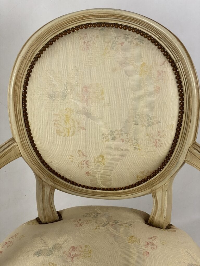 Suite de quatre fauteuils cabriolet en bois peint blanc et sculpté - Dossier mé…