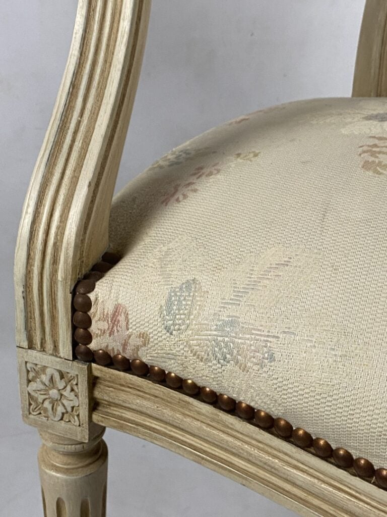 Suite de quatre fauteuils cabriolet en bois peint blanc et sculpté - Dossier mé…