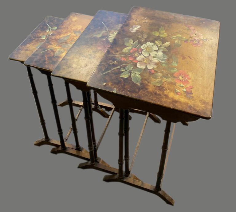 Suite de quatre tables gigognes en bois peint à décor floral, piètement imitati…