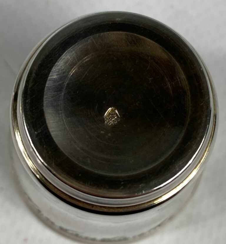 Suite de six gobelets à liqueur en argent (925) à décor de vagues, dans un coff…