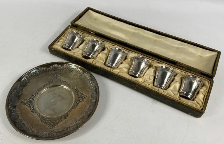 Suite de six gobelets à liqueur en argent (925) à décor de vagues, dans un coff…