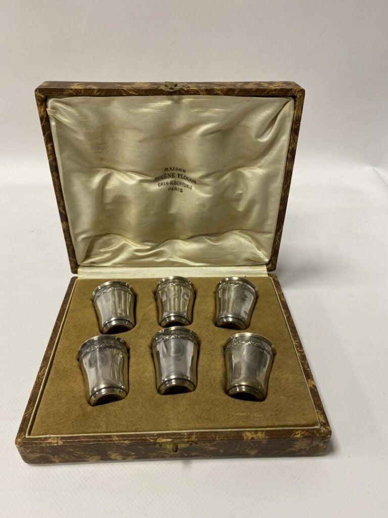 Suite de six gobelets à liqueur en argent (un accidenté, poinçon à déterminer).…