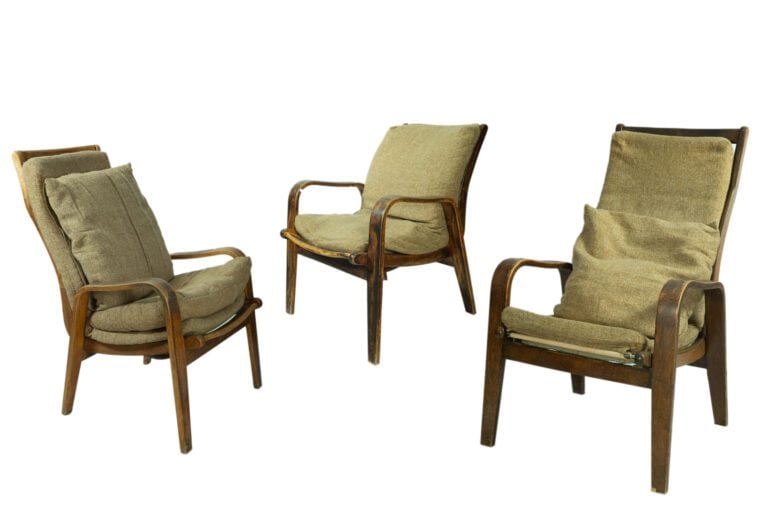 Suite de trois fauteuils en contreplaqué à garniture en toile de jute (usures,…