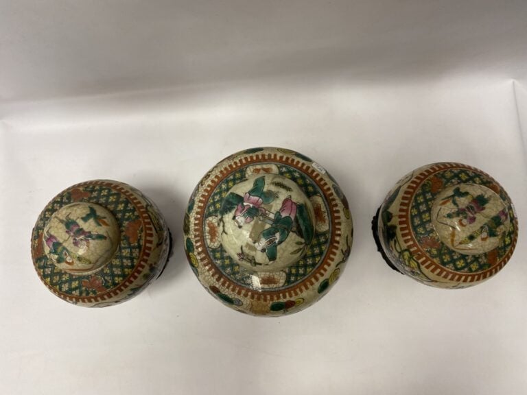 Suite de trois pots à gingembre en grès émaillé de Nankin, sur leurs socles en…