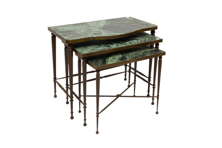 Suite de trois tables gigogne en bronze et marbre vert-de-mer, piètement à entr…