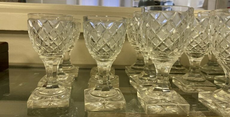 Suite de verres en cristal taillé en pointes de diamants, six verres à eau, six…