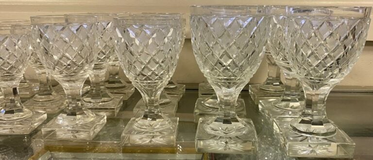 Suite de verres en cristal taillé en pointes de diamants, six verres à eau, six…
