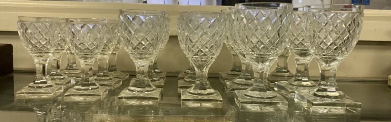 Suite de verres en cristal taillé en pointes de diamants, six verres à eau, six…