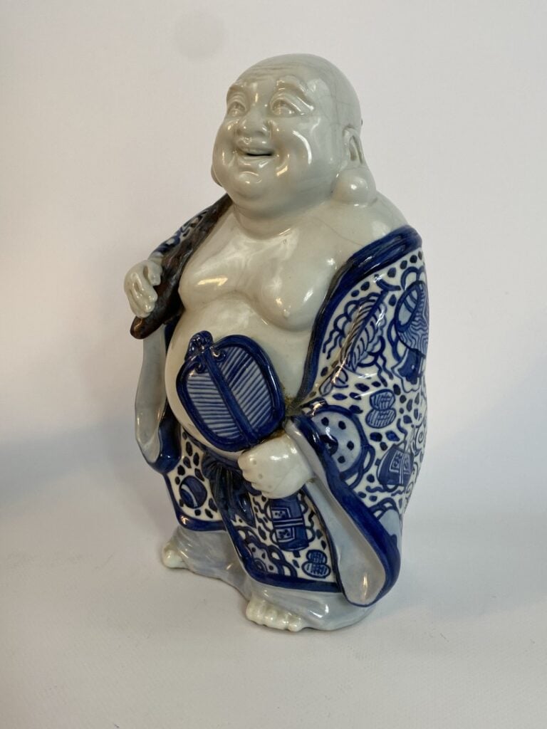SUJET A L'EFFIGIE D'HOTEI EN CERAMIQUE DANS LE GOUT HIRADO - Japon - Représenta…