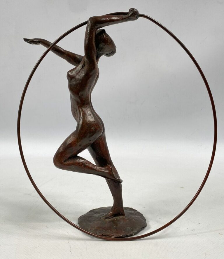 Sujet Danseuse avec un cerceau en bronze à patine brune - H : 25 cm