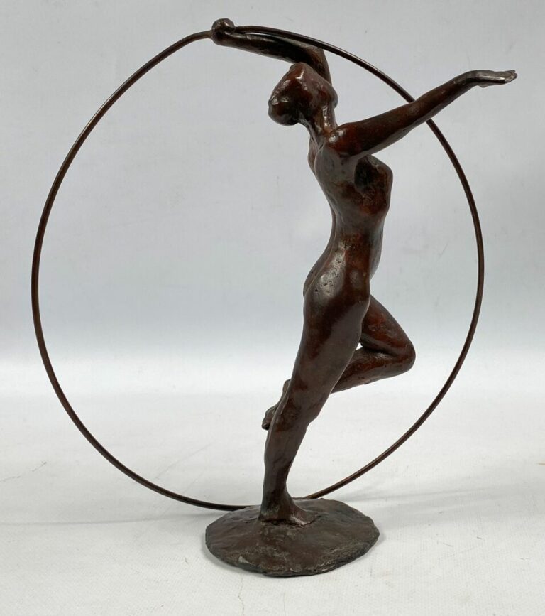 Sujet Danseuse avec un cerceau en bronze à patine brune - H : 25 cm