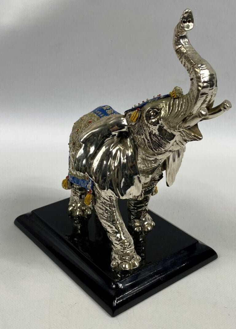 Sujet Eléphant sculpté en argent (min. 800) orné de cabochons de couleur - Poid…