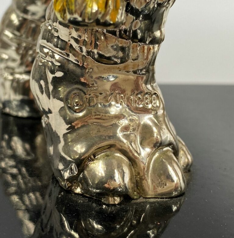 Sujet Eléphant sculpté en argent (min. 800) orné de cabochons de couleur - Poid…