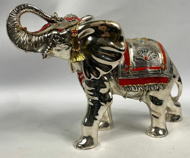 Sujet Eléphant sculpté en argent (min. 800) orné de cabochons de couleur - Poid…