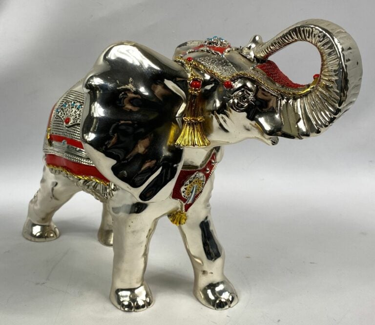 Sujet Eléphant sculpté en argent (min. 800) orné de cabochons de couleur - Poid…